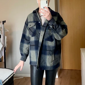 ZARA jacka - Populär jacka ifrån Zara som jag själv färgat mörkare. Är i storlek S. Säljer för 170kr + frakt 💓