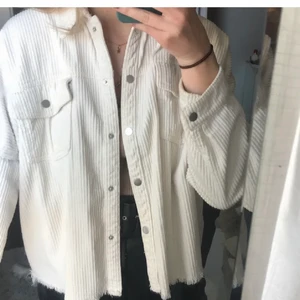 Vit manchesterjacka - Vit manchesterjacka köpt från Zara förra året, endast använd ett fåtal gånger ❤️