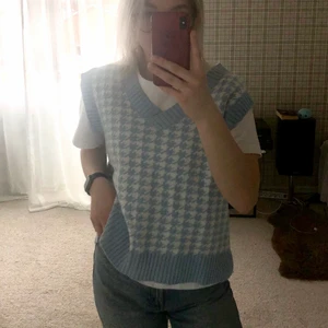 Blå väst - Jättefin vit och blå stickad väst i storlek medium 💙 