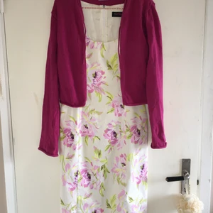 Ljusgul/cerise klänning från Marie Philippe 36 - Tagga sommar! ☀️ Snyggaste klänningen på sommarfesten! Ljusgul/limegrön/cerise/plommon klänning från Marie Philippe storlek 36. Superkvalitet, stretch, undertyg, hel dragkedja och sprund bak. 92 cm lång bak, 79 cm fram. Dessutom cerise kort kofta från Lindex storlek 158/164 (större i storlek). Klänningen 225kr och koftan 25kr +(spårbar frakt)