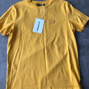 Acne studios Crew neck t-shirt i XS - Helt ny oanvänd Crew neck t-shirt i strl XS. Nypris 1000 kr 