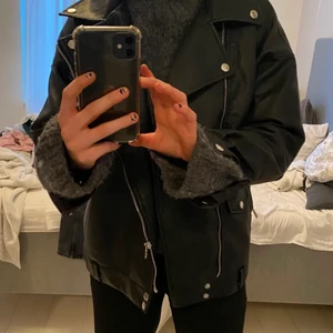 Skinnjacka - Intressekoll på denna skinnjacka, säljer då jag vill köpa en ny. Den är i fint skick, inga skador eller så. Den är ganska oversized så sitter ganska stort på mig som vanligtvis har S💕 nypris: 599kr
