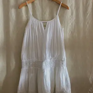 Vit somrig klänning från Ralph Lauren denim & supply. Funkar perfekt som sommaravslutnings-klänning eller bara till vardags!