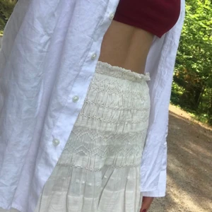 Linne kjol - Säljer min linne kjol bara använd de tillfällen bilderna var tagna,  frakt ingår. Elastisk material men skulle säga att det är en S 