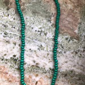 Ett grönt pärlhalsband med spänne som jag gjort själv, är cirka 40 cm långt med spännet!