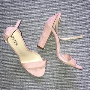 Klackskor - Oanvända klackskor i strl 37,5. 