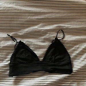 Bikinitopp  - Svart bikinitopp i använt skick från H&M.   Frakt - 45kr 
