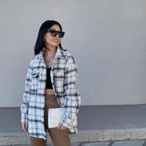 Rutig skjortjacka - En rutig skjortjacka från h&m. Endast använd enstaka gånger, därmed nyskick! Storlek xs, dock väldigt stor, så är fortfarande oversized på den som har storlek m.             Budgivning i kommentarerna 🥰