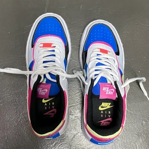 Skor - Nike skor. Aldrig använda. Inte äkta. Säljer vid bra bud så kom med förslag😊