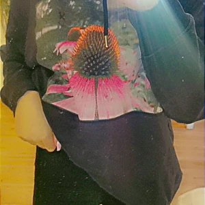Hoodie  - Hoodie med stort tryck, skriv för fler bilder. Bara testad✨oversised för mig som är xs