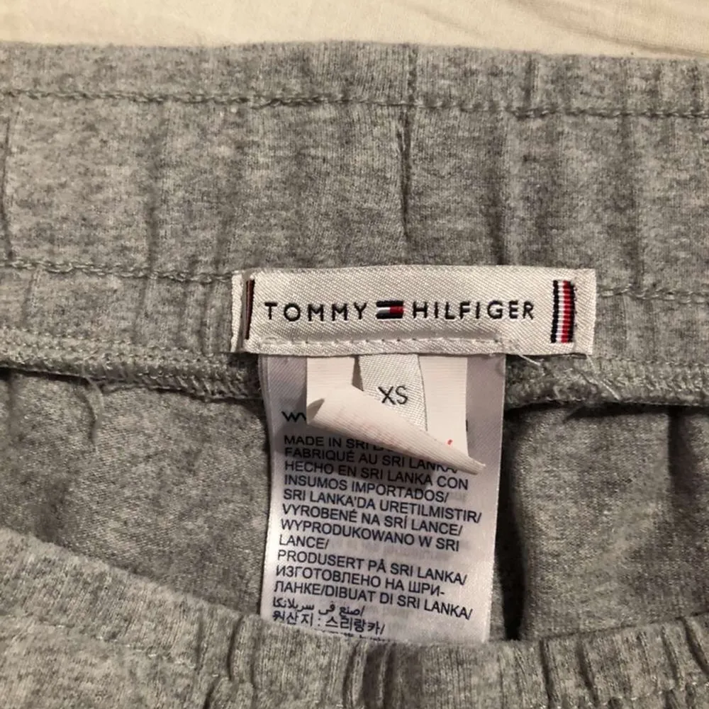 Äkta Tommy Hilfiger shorts, helt oanvända pågrund av fel storlek. Nypris 450kr säljer för 300kr💓💓💓 Köparen står för frakt! Första bilden är lånad.. Shorts.