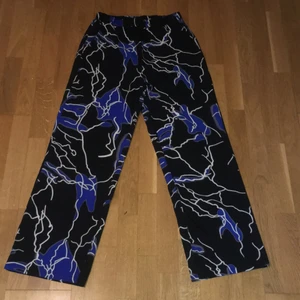 Blixt byxor - Blåa, vita och svarta blixt byxor från Shein! Dem är storlek M men funkar som S också. Är lite genomskinliga så rekommenderar att ha tights under>3Man får betala egen frakt. Vill inte ha längre eftersom dem är för små! Har använt dem några gånger!