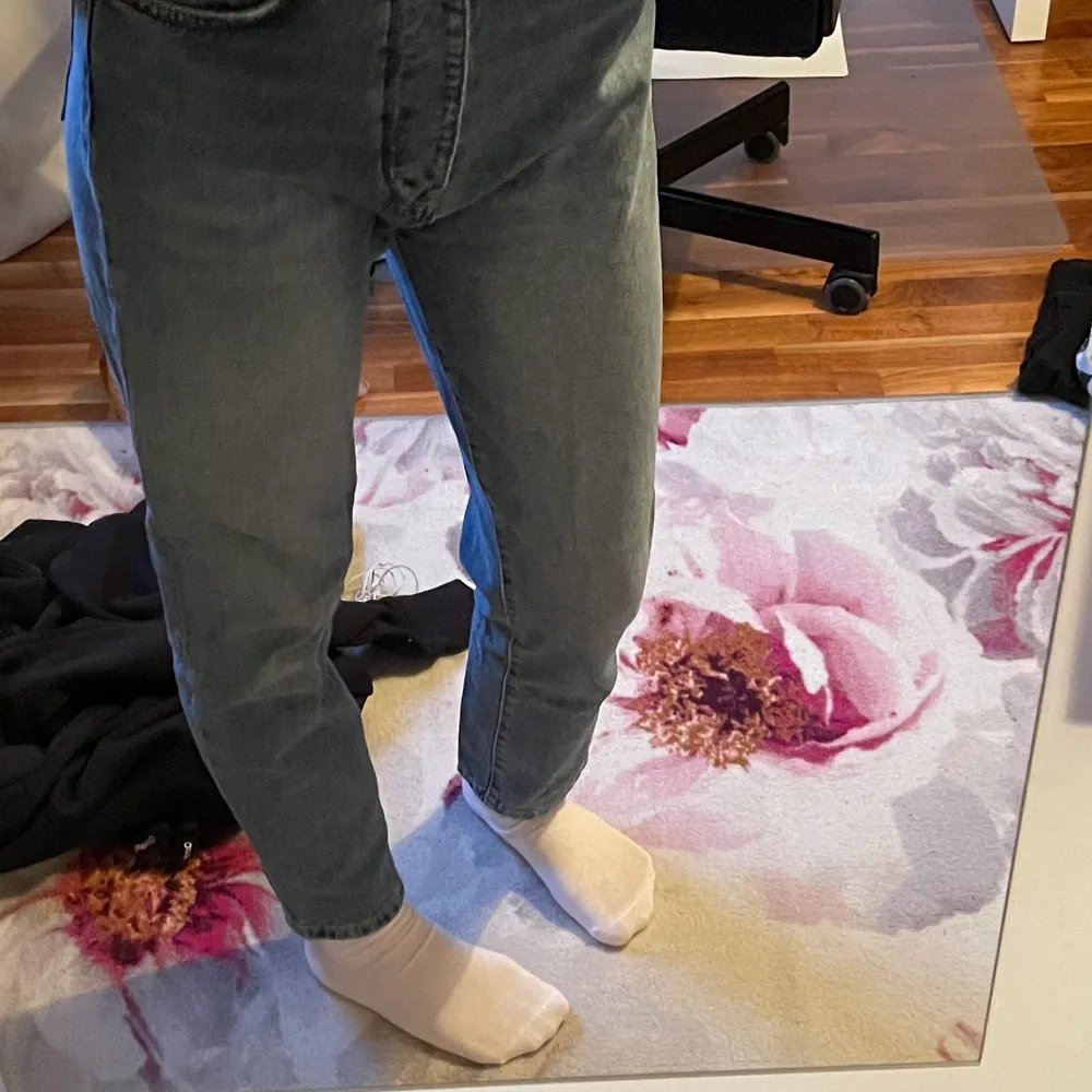 Köptes förra sommaren men aldrig använda sedan dess då dom sitter konstigt på mig.. Jeans & Byxor.