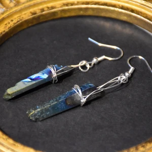 Örhängen kristaller  - Örhängen med råa kristallspetsar (färgade) och nickelfria krokar. 