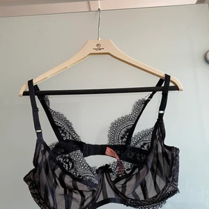 Bh från hunkemöller - Så snygg bh från hunkemöller som tyvärr är för liten. Den är endast testad och har bara legat i garderoben. 