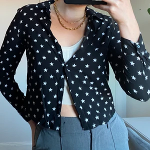 Stjärnig skjorta - Säljer dennna snygga skjorta med stjärnor på, den är i storleken xs, köpt på mango. Använd fåtal gånger.  Budgivning gäller om många är intresserade💜 frakt: 66kr