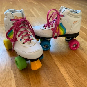 Rullskridskor  - Super härliga rullskridskor från Rookie i strl 38. Använda men i fint skick, endast lite slitningar på hjulen. 500kr inkl frakt eller 450kr vid upphämtning/möte i Jönköping🥰