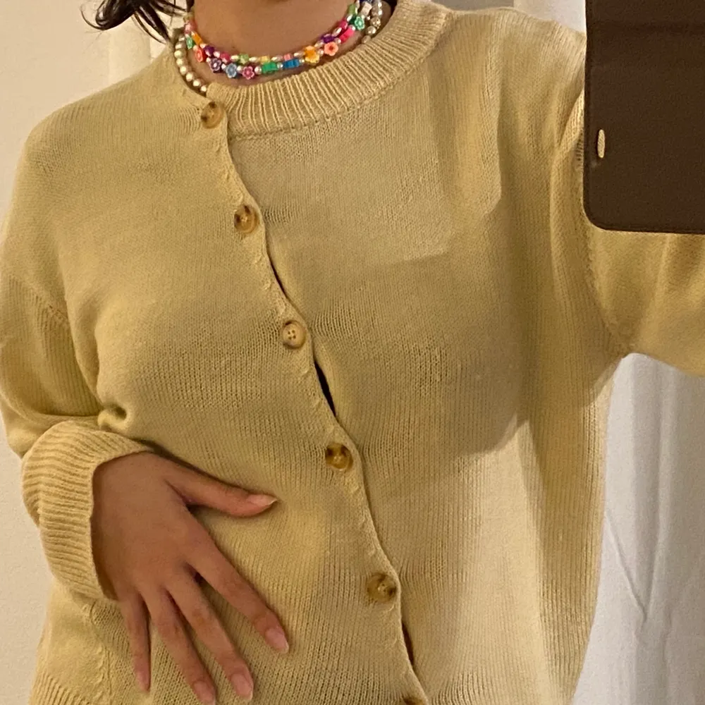 Supersöt gul stickad tröja med knappar🌼 Strl s/m, har vanligtvis s/m. Köparen står för frakt 💕 Hör gärna av dig ifall du har några frågor☺️. Stickat.