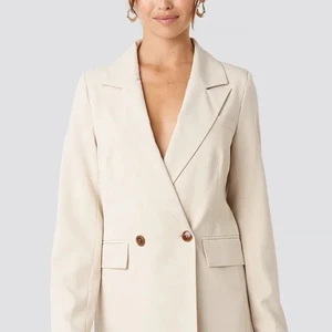 beige blazer - snygg blazer från nakd! använd ett fåtal gånger och är i fint skick! köpt för 699kr och säljs för 200kr!! superfin blazer!!  alla plagg tvättas innan det skickas iväg. Fler bilder eller frågor? Tveka inte att skriva! 