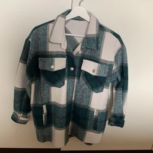 Rutig jacka - Den populära rutig jackan behöver en ny ägare. I använt men gott skick! Lite smutsig på ena bröstfickan, se bild 2. Storlek S