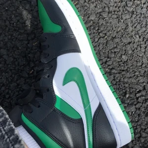 Jordan 1 Mid  - Jag säljer mina Air Jordan 1 mid då jag tyvärr växt ut dem:( Dem är i mycket bra skick och har inga märken. Inte använda för många gånger så ser väldigt nya ut💖 Storlek: 40. Inköpa från Nikes hemsida. Betalning görs genom Swish👌🏽😍😍😍😍  ( Bud ligger på 1600kr men köp direkt för 1800 kr)