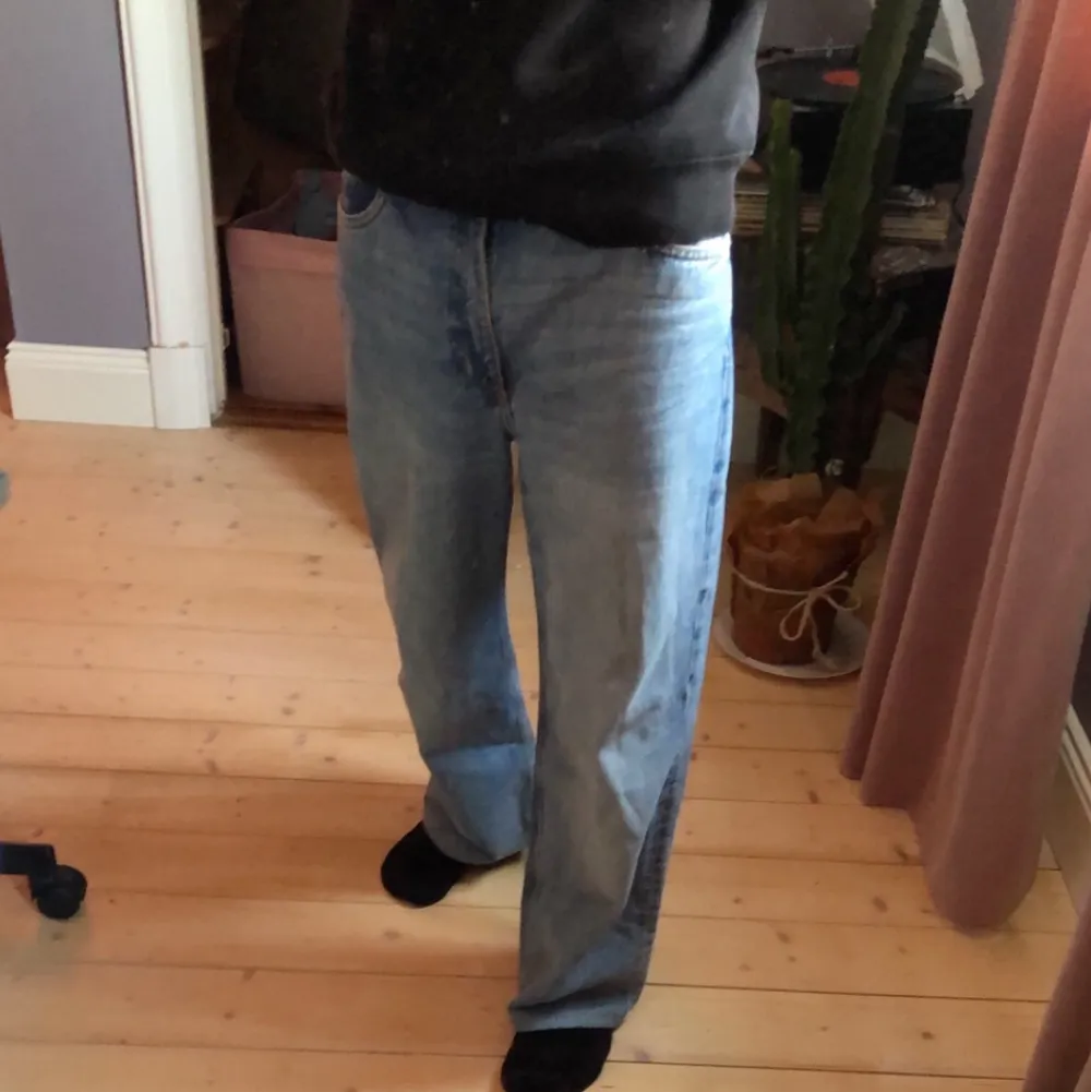 Tjej jeans i storlek 29, har använt dessa 2-3 gånger.. Jeans & Byxor.