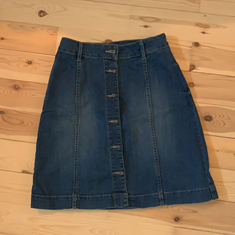 Bild 1: jeans kjol från HM, storlek: 34.                                     Bild 2: cool tyg kjol från bik bok, storlek S                             Bild 3: jeans kjol från Lindex, storlek XS. Kjolar.