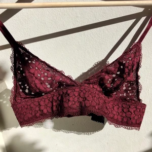 Bralette i vinröd spets - Så fin bralette från Monki, numera slutsåld. Vinröd blommig spets med stretchigt band. Aldrig använd pga fel storlek så i nyskick! Kolla gärna in mina andra annonser!