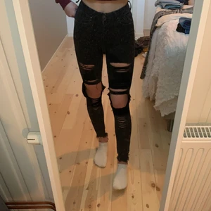 Svarta slitna jeans - Svarta sjukt snygga slitna jeans från HM i storlek 25/XS men gissar att dom passar S också