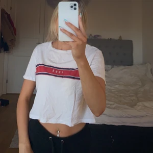 Kortärmad från hm storlek S - Inte haft så jätte länge men gillar ej den längre. Bra skick förutom att den behöver strykas, köparen står för frakten!