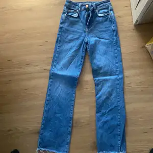Blå perfect jeans från ginatricot 
