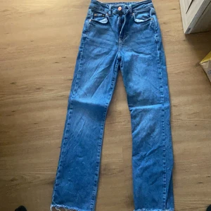 Säljer jeans som jag inte använder  - Blå perfect jeans från ginatricot 