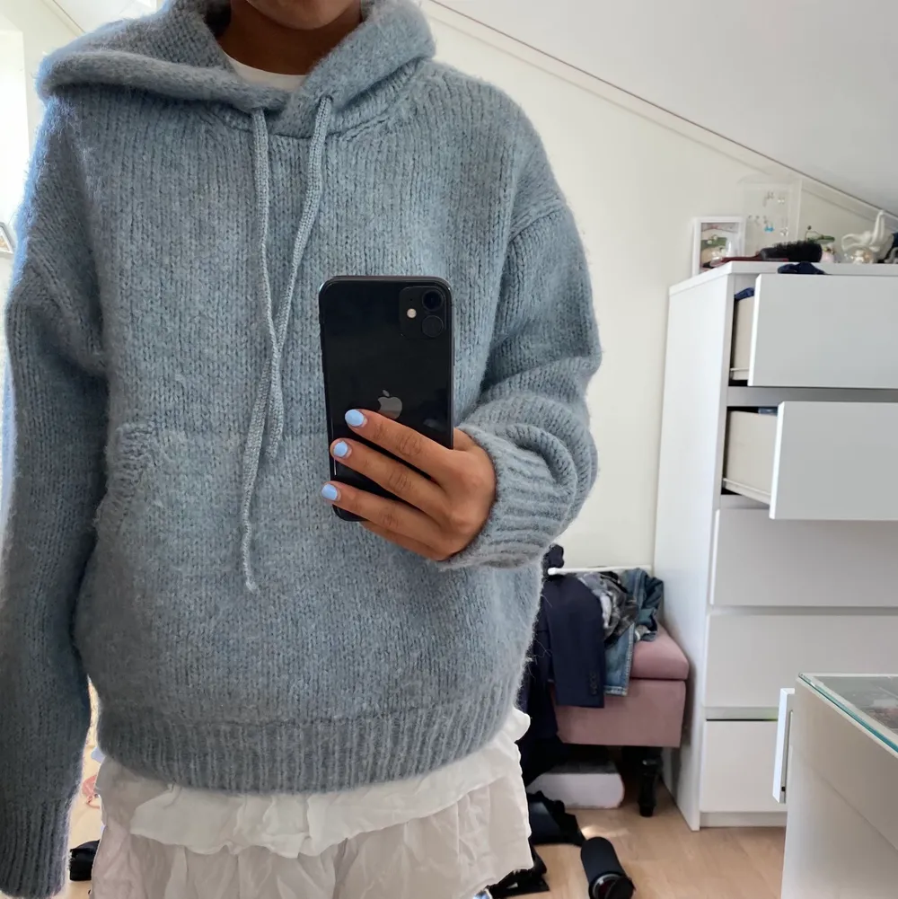 Snygg ljusblå stickad hoodie som är slutsåld på Zara, den är i jättefint skick och är använd Max 2 gånger😊💕den är en oversized modell! BUD:580!. Stickat.