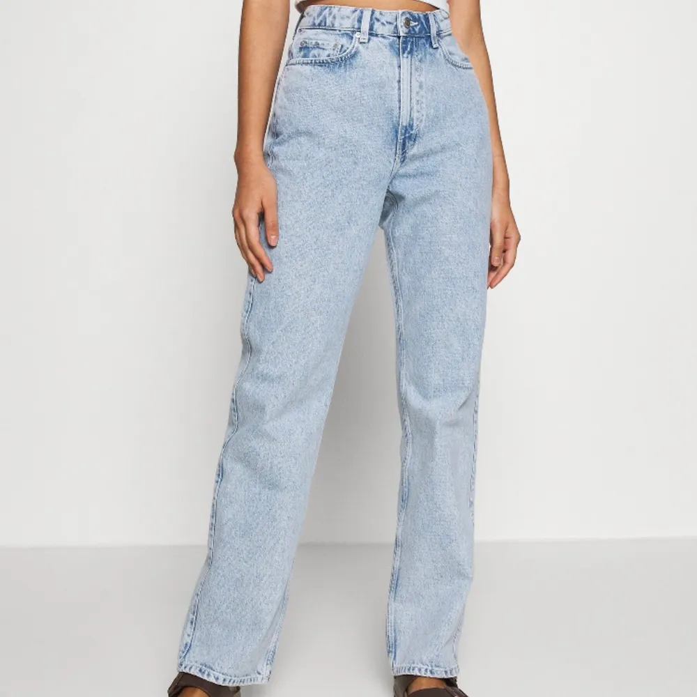 Säljer dessa populära raka weekday jeansen. De är i modellen rowe och färgen aqua blue. Säljer pga de ej kommer till användning💕. Jeans & Byxor.