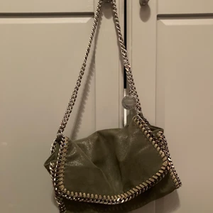 Stella McCartney väska  - Hej! Säljer min Stella McCartney väska i grön färg. Den har inga synliga defekter. Nypris var 5200kr och säljer för 2500! 
