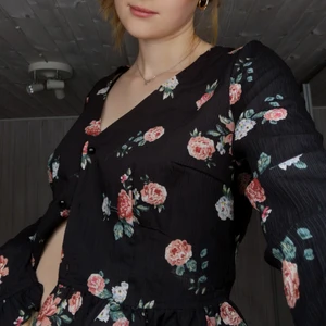 Svart blommig blus  - Superfin svart blus med blommor på. Stokely 36, jag har i vanliga fall 34 så passar även mindre. Skick 8/10