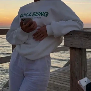 Sweatshirt - Superfin vit sweatshirt i strl s men är lite oversized så den passar M med💞  BUD: 170