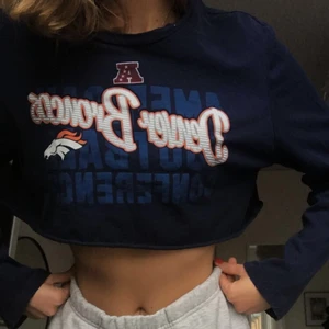 Crop topp💙 - Topp köpt på Beyond Retro i Malmö. Använd 1 gång och har kroppat den lite själv också :)💙