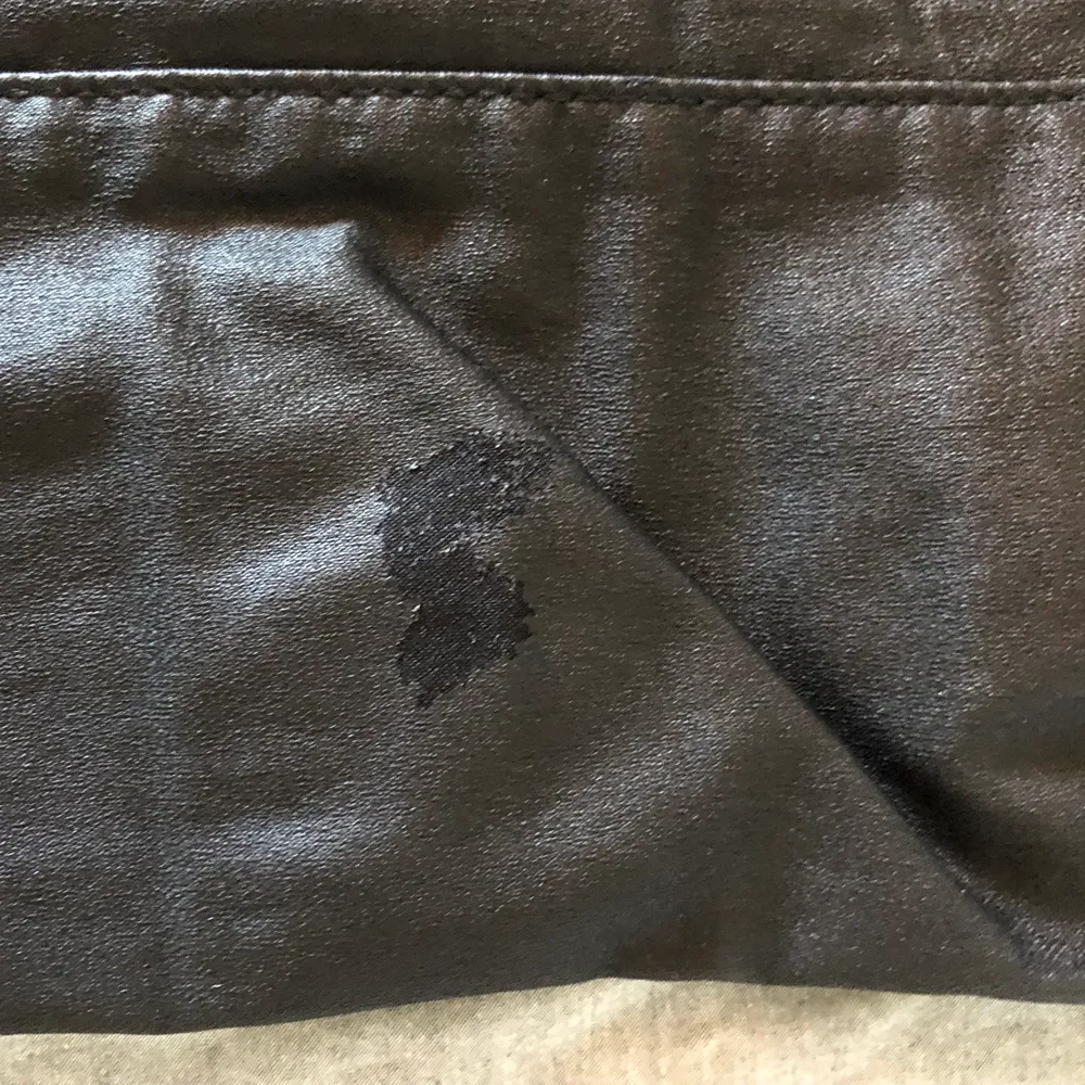 Snygga ”skinn” byxor från SALT köpta för några år sedan. De är använda och har försvunnit lite material på ena knät (se tredje bild), men det syns inte jättemycket eftersom byxorna är svarta. Storleken är S. Fraktkostnad tillkommer!. Jeans & Byxor.