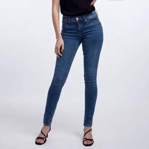 Lågmidjade jeans som passar XS-S/34-36 i modellen Bonnie. Säljer dom för att dem är för små för mig