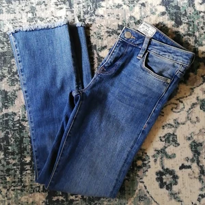 Cropped jeans från Free People strl. 25 - Jätte snygga cropped jeans från märket Free People, tajta med strech och något utställda längst ner helt nya. 
