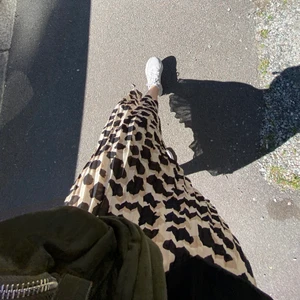 Leo kjol - Säljer en veckad kjol i leo-mönster från monki. Väldigt bra skick!