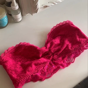 jätte fin spetsbh  - spetsbh utan band!! jätte fin färg.