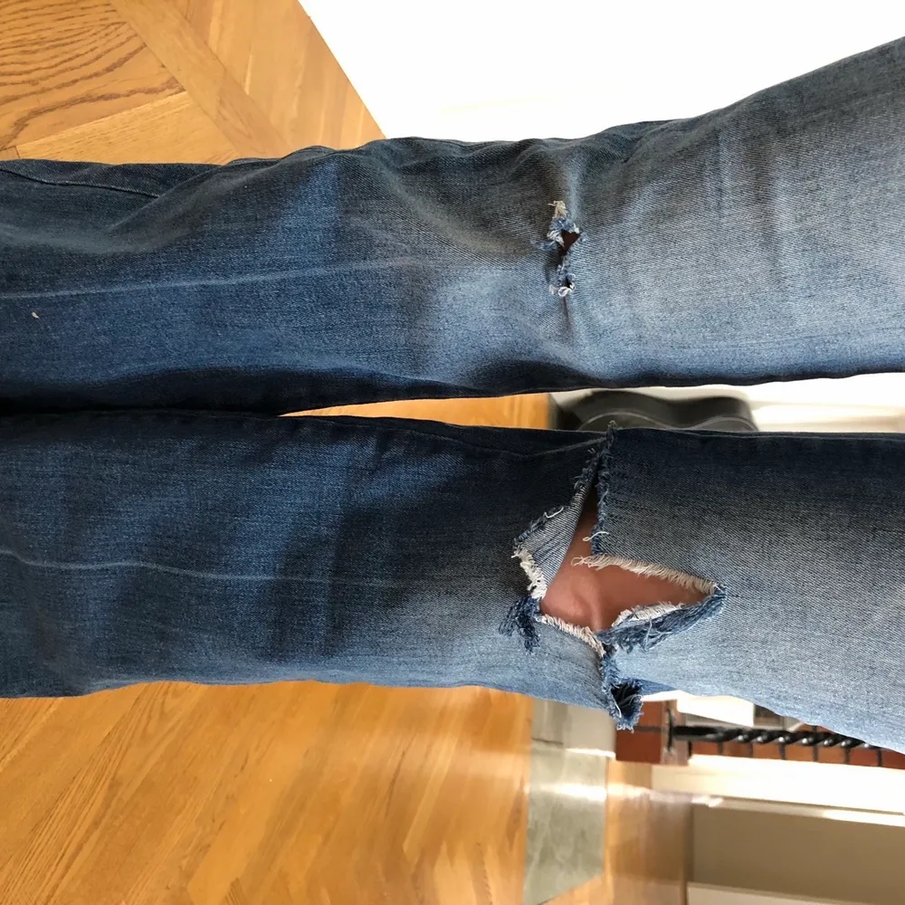 Säljer ett par bootcut jeans men eget gjort hål på höger knä från zara. Har klippt av lite på längden av jeansen men de är frf långa. Jeansen är använda men i fint skick. Köparen står för frakten och betalning sker via swish.💞💖. Jeans & Byxor.
