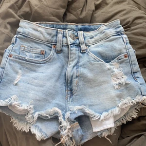 Jeansshorts - Ljusblå shorts med slitningar från HM i strl 32, vid flera intresserade lägg bud:) Osäker på frakt men kollar upp exakt innan köp