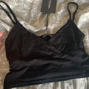 Omlott linne - Svart kort omlott linne ifrån pretty little thing. Aldrig använt och prislapp kvar. Köparen står för frakten🌸