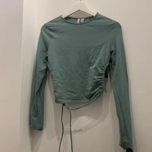 Superfin tröja 💕 - En super fin tröja som har en jätte cool öppning i ryggen har använt 1 gång bra kvalete (köparen står för frakten) kan sicka bilder mer bilder privat ⚡️