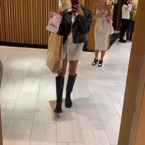 Stövlar Zara - Stövlar ifrån zara i nyskick använda ca 3 gånger. Perfekt nu till hösten. Hör av er om ni vill ha mer bilder