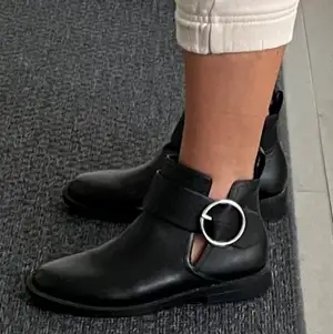 Svarta skor från H&M. Använd 3 gånger i jättebra skick 