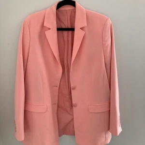 Asos Rosa Kavaj Strl 36 - Rak ljusrosa kavaj från Asos i strl 36. Använt fåtal ggr. Säljer även matchande byxor till co-ord! 